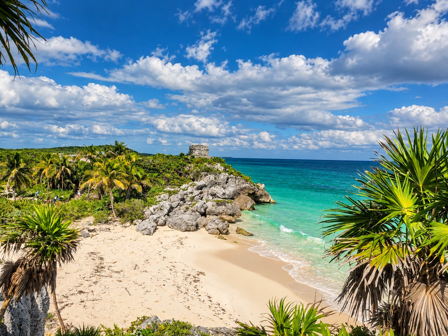 Acantilado y playa en las ruinas de Tulum