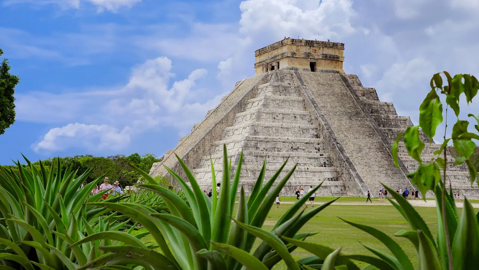 Chichén Itzá and the Yalcobá cenote